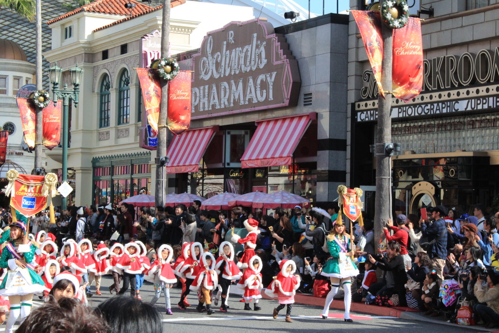 小さなキッズたちが“リトル・サンタ”に扮してパレードに登場！