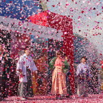 開会宣言後には桜のモチーフの紙吹雪とパイロが打ち上がり会場には大歓声が沸き上がった。