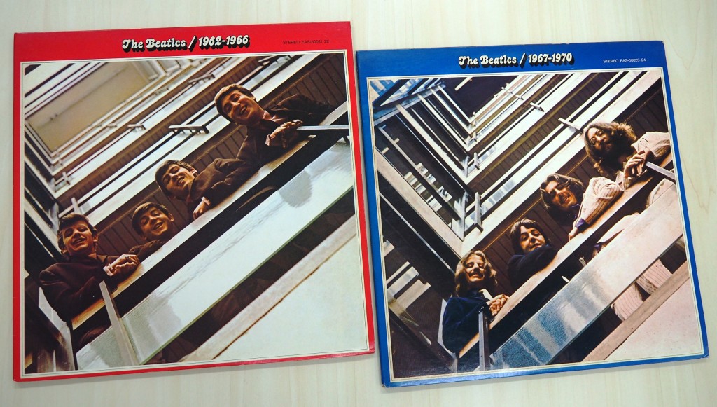 『ザ・ビートルズ　1962～1966』（写真左）と『ザ・ビートルズ　1967～1970』（写真右）