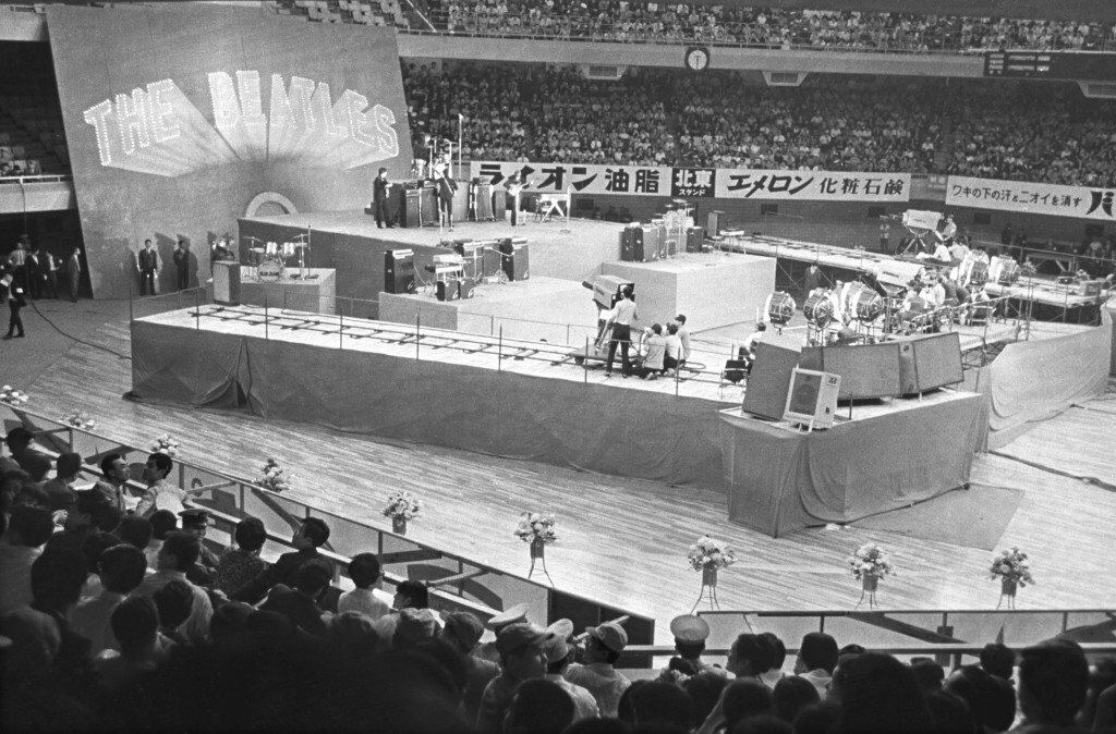 1966年6月30日、日本武道館で行われたビートルズの東京公演。アリーナに観客席は作られなかった。 （写真：共同通信社）