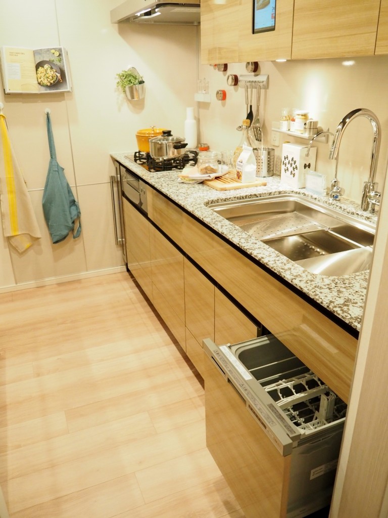 「パークシティ武蔵小杉 ザ ガーデン」モデルルーム内のキッチン。食洗機を標準装備するなど家事支援設備が充実している。