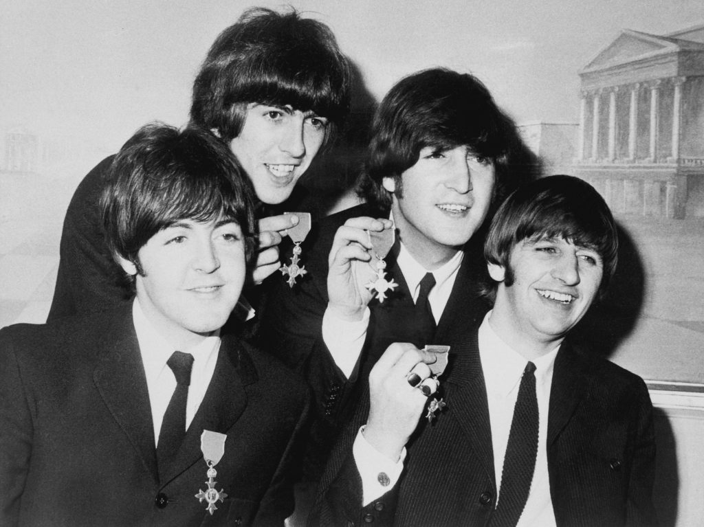 1965年10月26日、ビートルズはバッキンガム宮殿でＭＢＥ勲章を授与された。