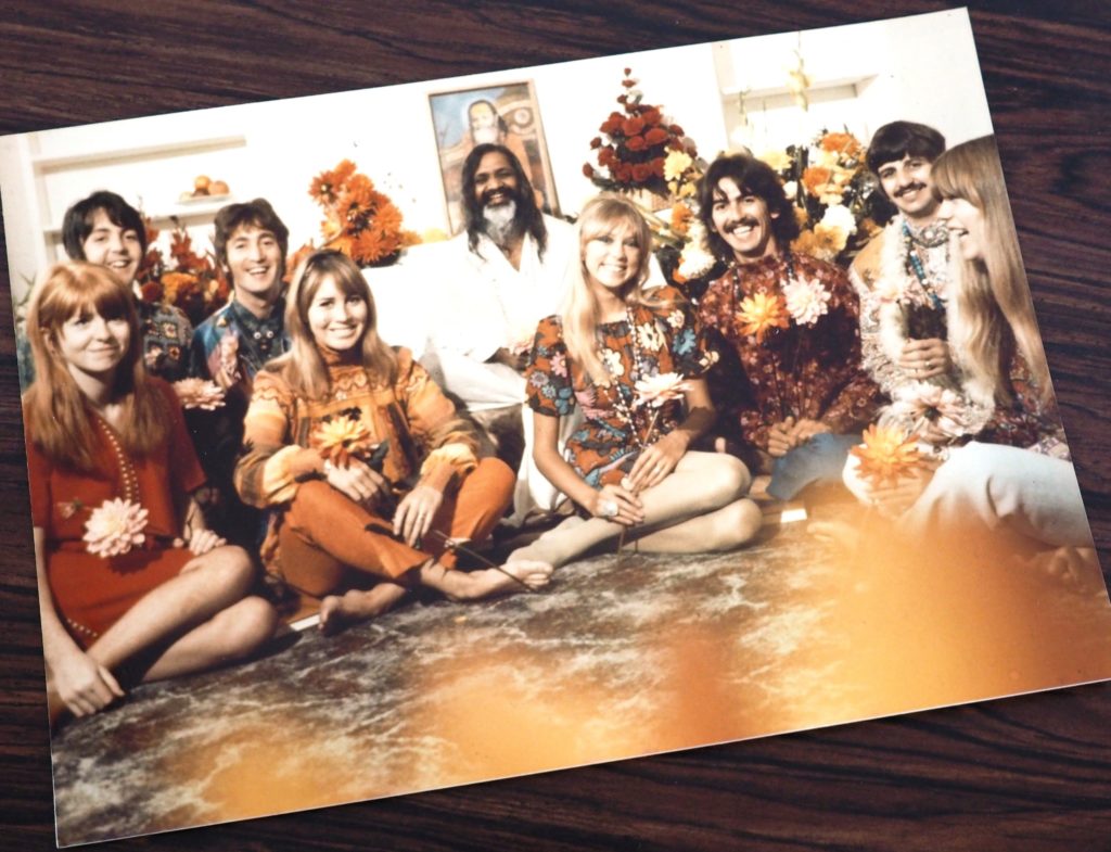 マハリシ（写真中央）とビートルズが一緒に写った写真のポストカード。