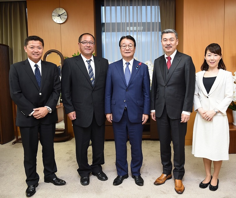 座談会を終えた皆さん。右端は司会進行のフリーアナウンサー戸丸彰子さん