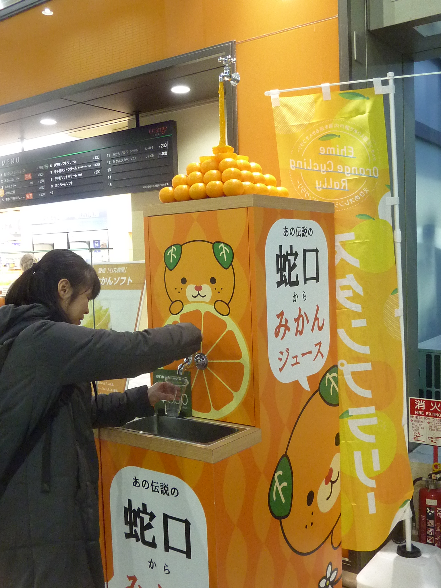 松山空港に2017年にオープンした「Orange BAR」。蛇口から旬なミカンジュースが味わえる。