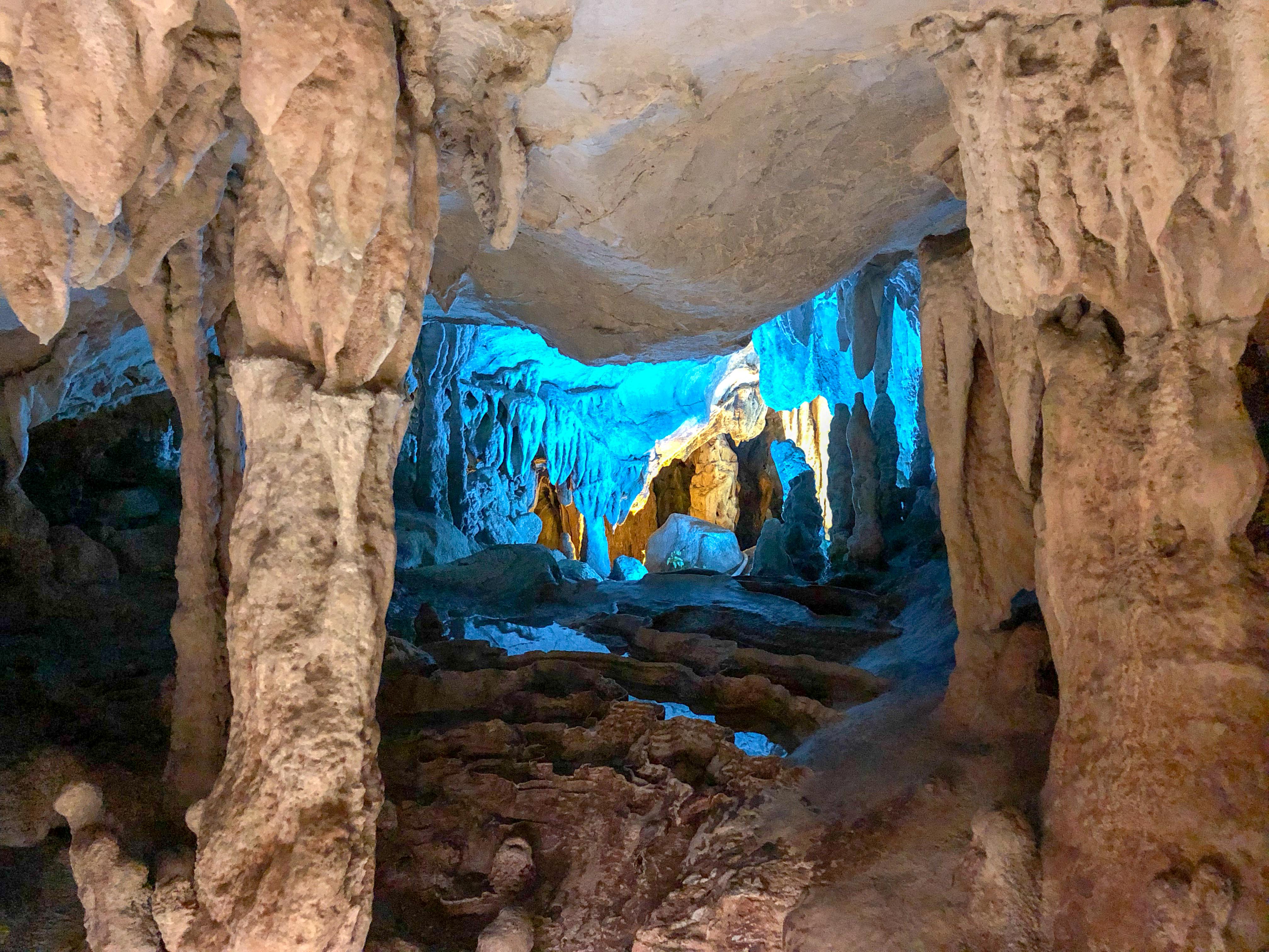 奥に見える石柱がサボテンのように見える「サボテンの丘」。洞窟内で、最も奥行きが感じられる場所。