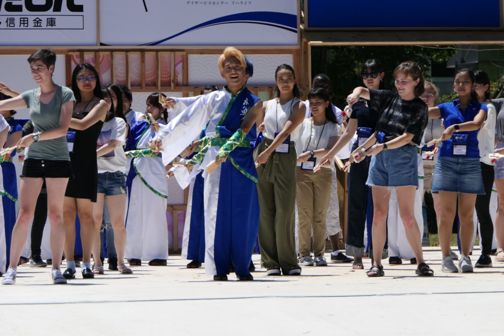土佐学生よさこい大会の開会を飾る　日米学生会議・限定チーム
