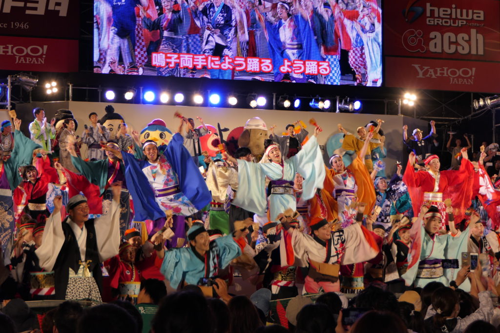 前夜祭から熱気に包まれる高知市内