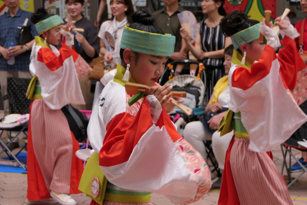 子どもたちも舞う