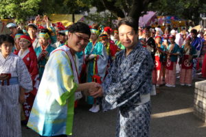 尾﨑正直・高知県知事（写真右）と南海キャンディーズ山ちゃん（同左）