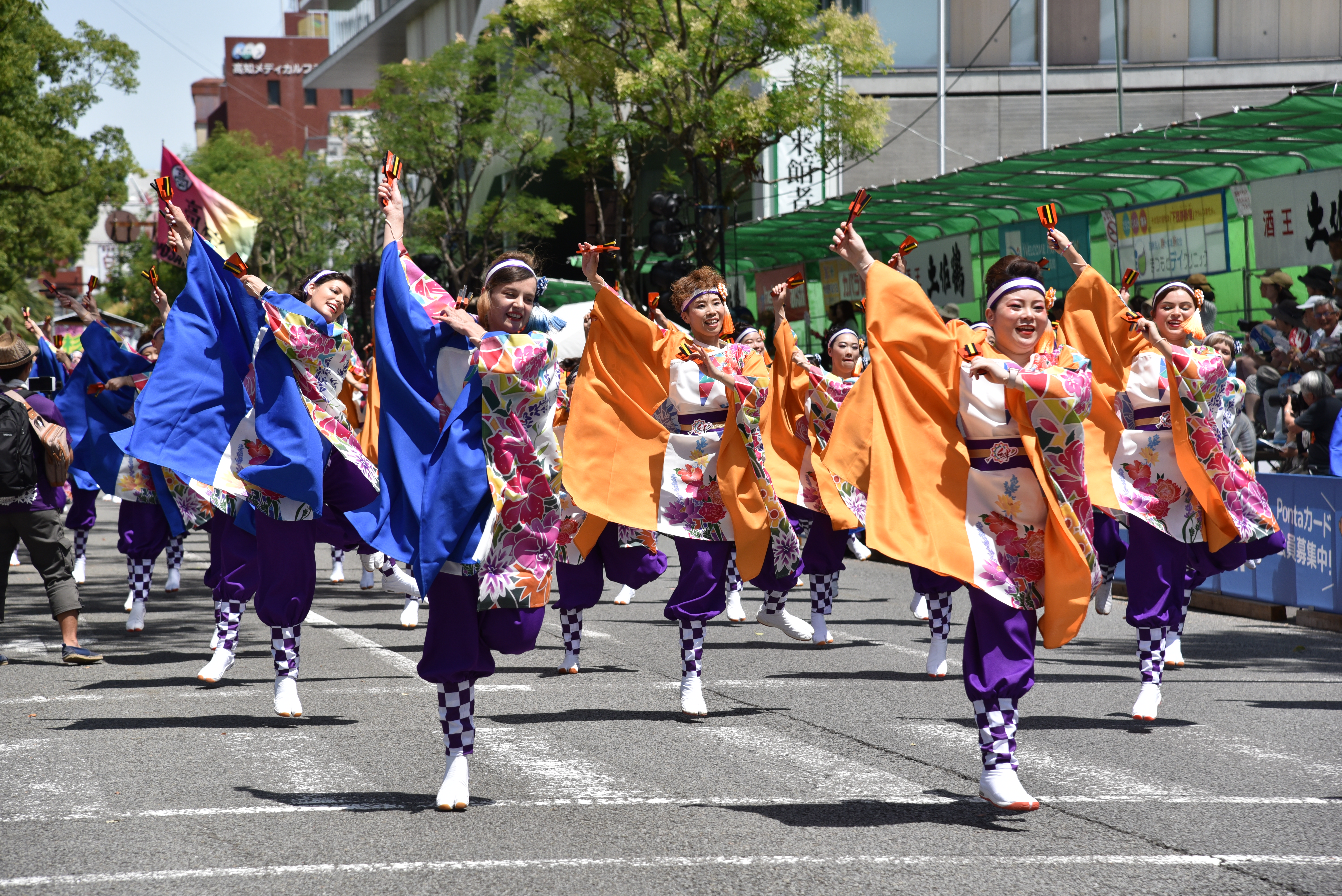 世界27の国 地域の人々も舞い踊る 南国土佐 高知の街が よさこい の熱気に包まれる4日間 Ovo オーヴォ