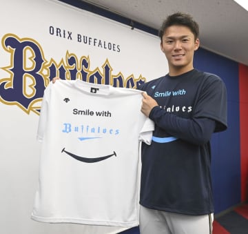 オリ、笑顔テーマのTシャツ販売 「適切な距離」示す球団ロゴ　画像１
