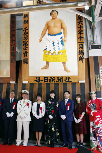 両国駅に千代の富士関の優勝額 大横綱「ウルフ」、角界をけん引　画像１