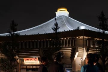 日本武道館をライトアップ 秋の夜空、大屋根照らされ　画像１