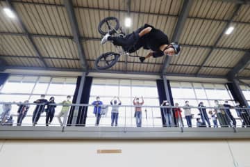 自転車BMX施設で記念イベント 廃校活用しオープン、岩手　画像１