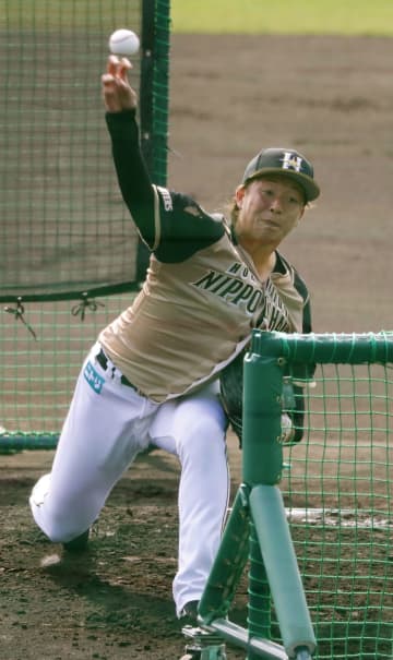 日本ハムの吉田が打撃投手 野村を相手に直球27球　画像１