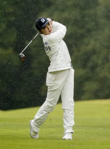 降雨中断、高橋彩華は1打差 女子ゴルフ第2日　画像１