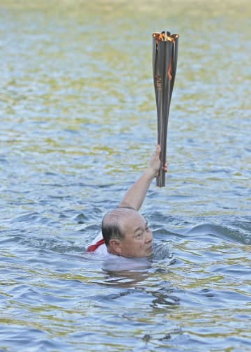 聖火リレー 日本泳法で川を渡る 大分出身の指原莉乃さんも登場 Ovo オーヴォ