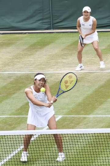 テニス、青山・柴原組が4強入り 日本女子同士のペアで初　画像１