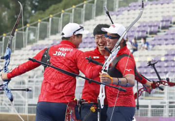 日本男子団体、初の銅メダル アーチェリー・26日　画像１
