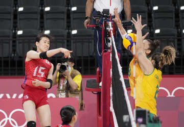女子日本、ブラジルに敗れ2敗 バレーボール・29日　画像１