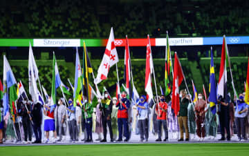 各国旗手に日本勢の「壁」連ねる 東京五輪、閉会式で　画像１