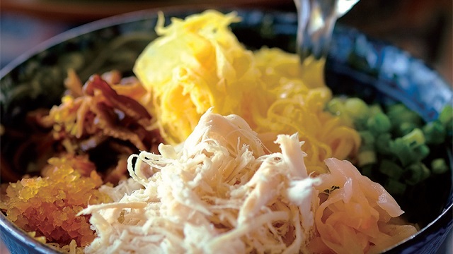 「鶏飯（けいはん）」は奄美北部の笠利地区から広まった郷土料理。「大人になってから名瀬（奄美市中心部）に来るまでは食べた事がなかった」と話す奄美南部の人も多い。