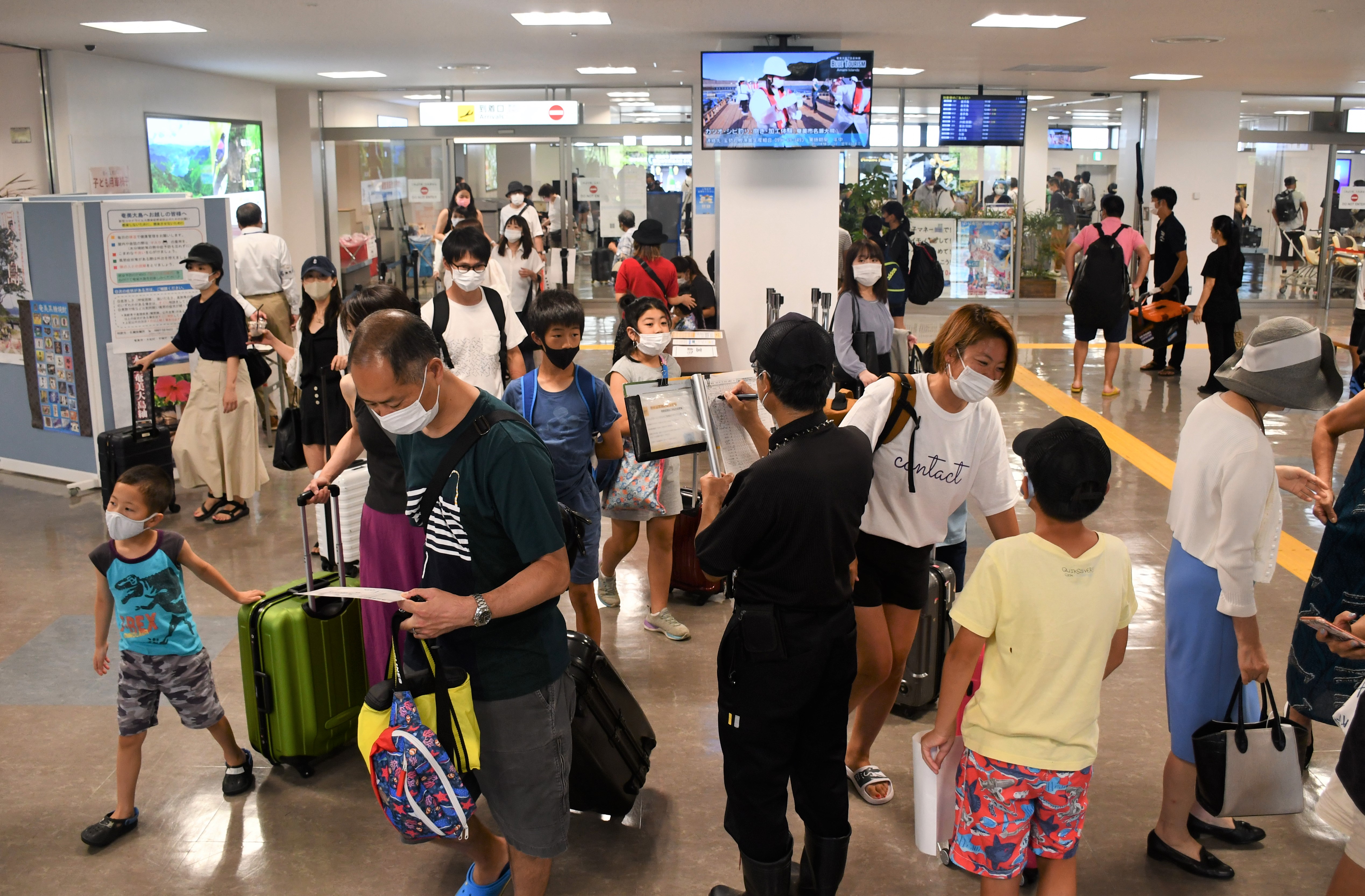 コロナ禍での世界自然遺産登録決定。感染が一時収まった7月下旬、奄美空港は多くの観光客らでにぎわった