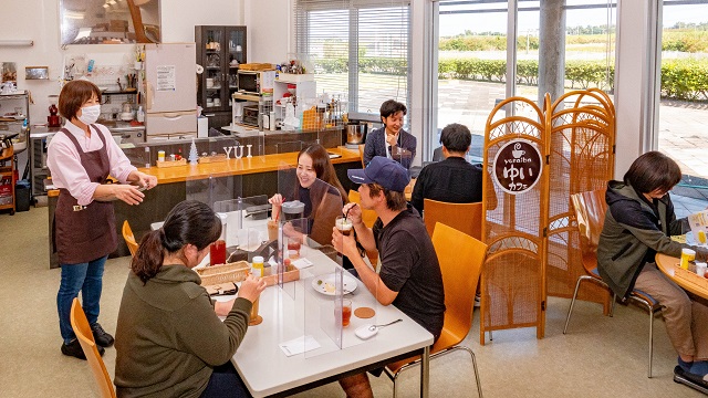 「喜界島結い」は喜界町農産物加工販売施設内のカフェも運営している。食事の素材は喜界島産がメイン。喜界島観光物産協会が隣接していることもあり、地元客に加え旅行者の利用も多い。