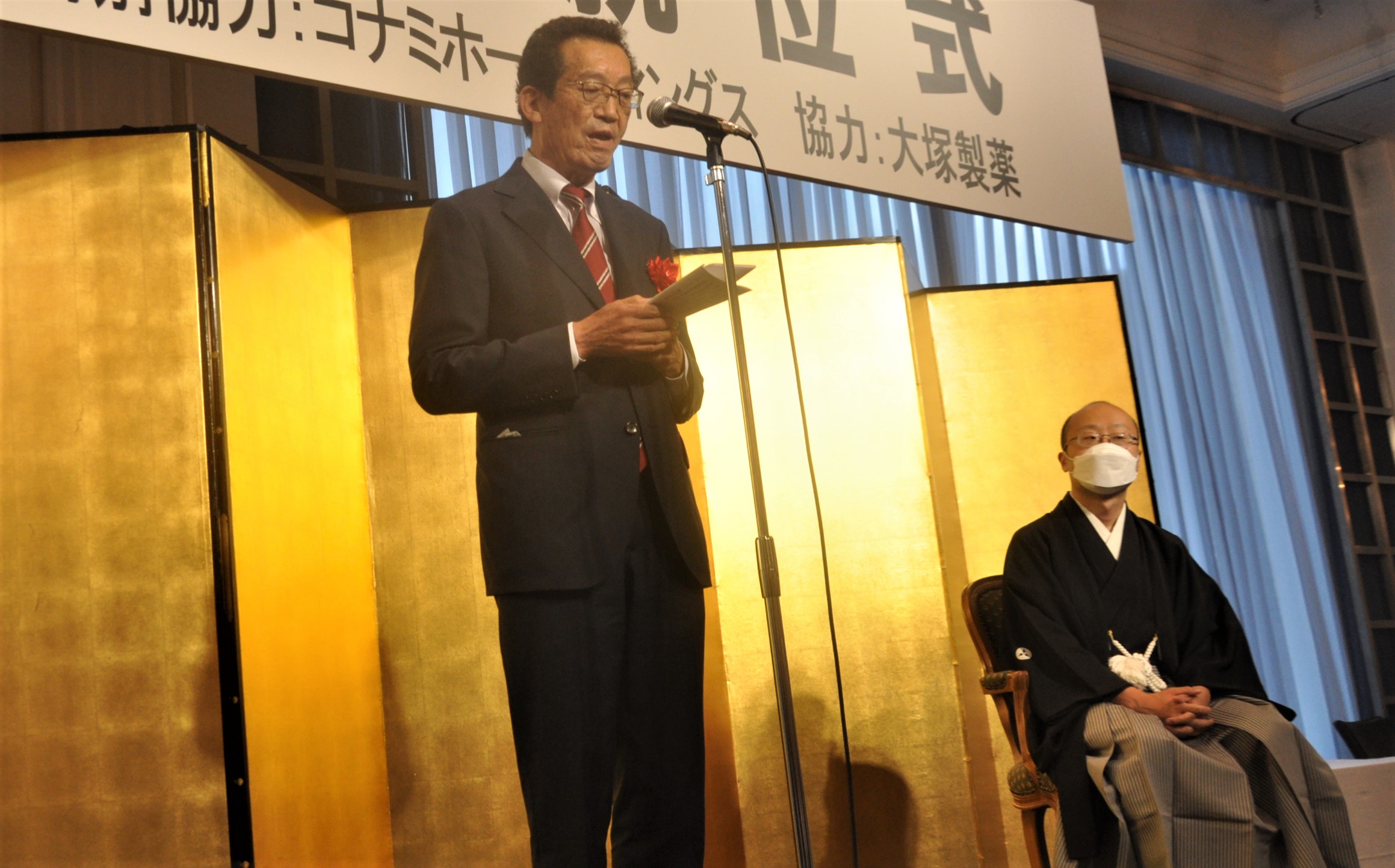 あいさつする静岡新聞社の大須賀紳晃社長（左）。