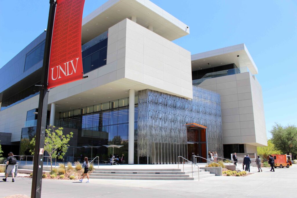 全米トップレベルの教育で知られるネバダ大
学ラスベガス校のホスピタリティー学部。新学部棟はコナミＨＤ他の支援により
建設された＝５月３日、米ネバダ州