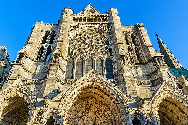 【フランス歴史遺産探索6】美しいステンドグラスに魅了される「シャルトル大聖堂」　画像２