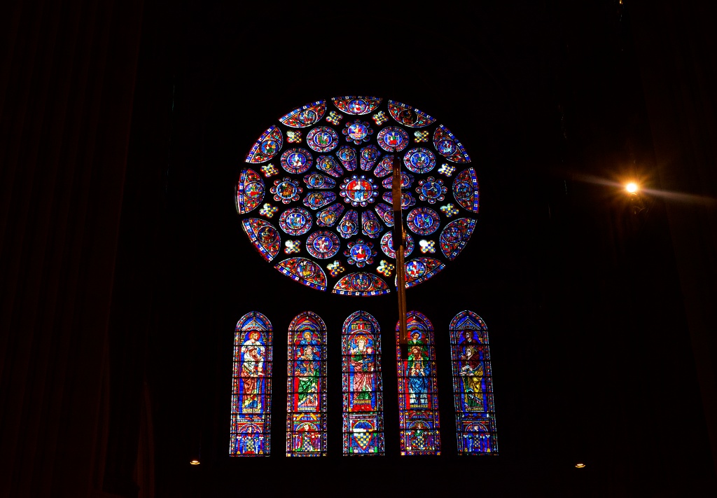 【フランス歴史遺産探索6】美しいステンドグラスに魅了される「シャルトル大聖堂」　画像５