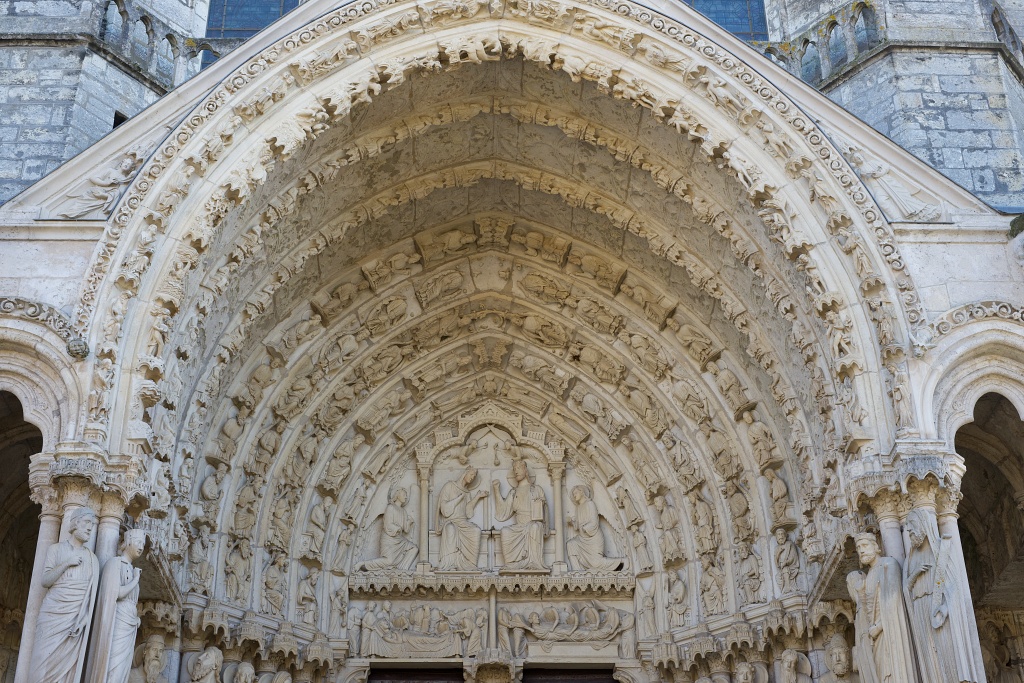 【フランス歴史遺産探索6】美しいステンドグラスに魅了される「シャルトル大聖堂」　画像３