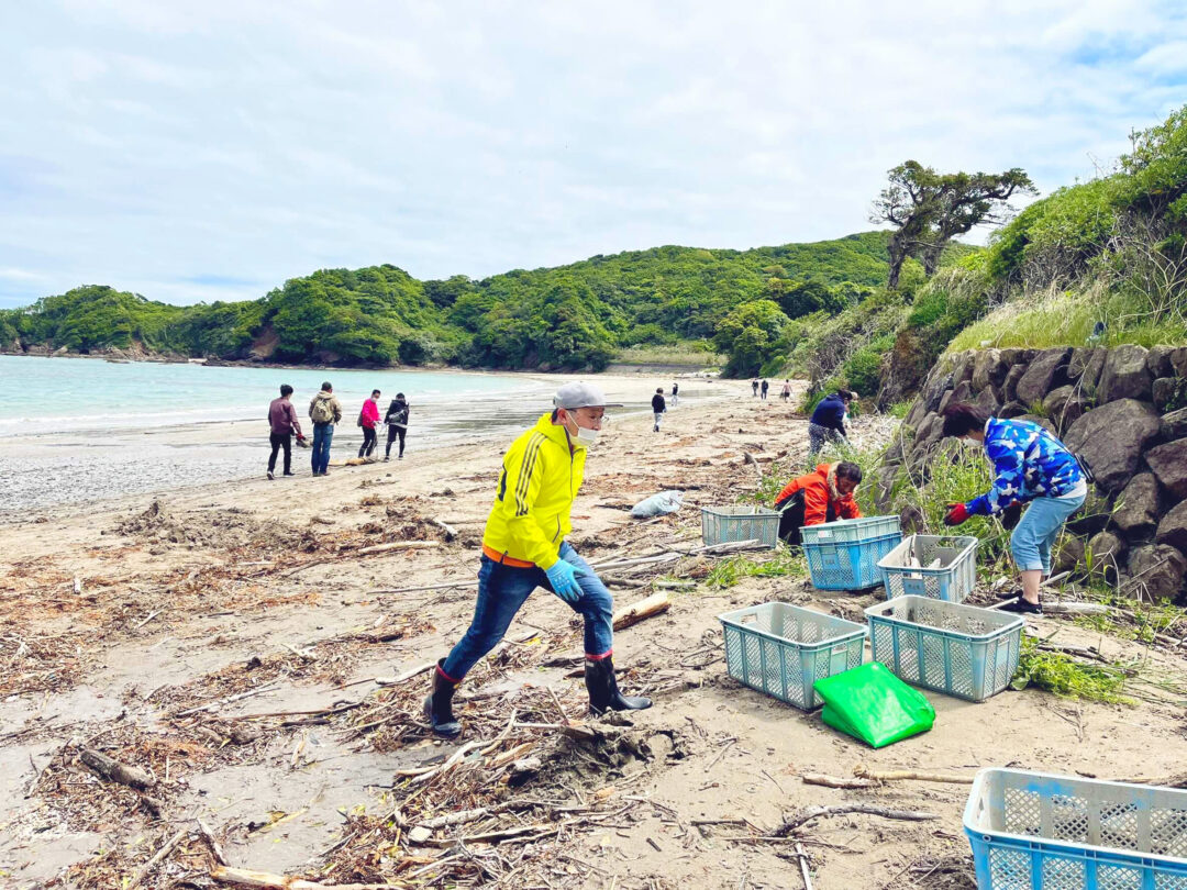 ドームに使用したプラスチックゴミが収集された海岸