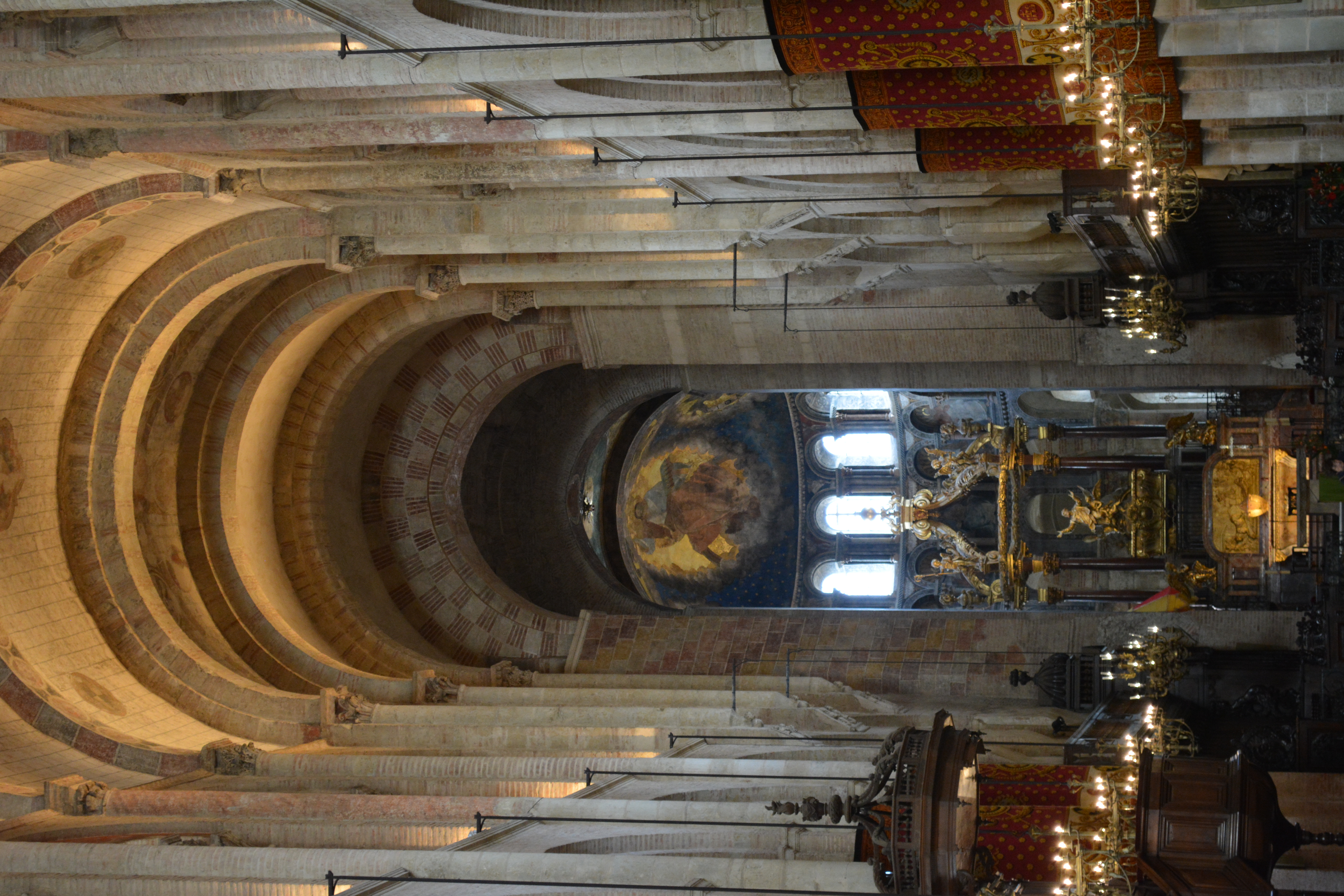 サンセルナンバジリカ大聖堂の内部。