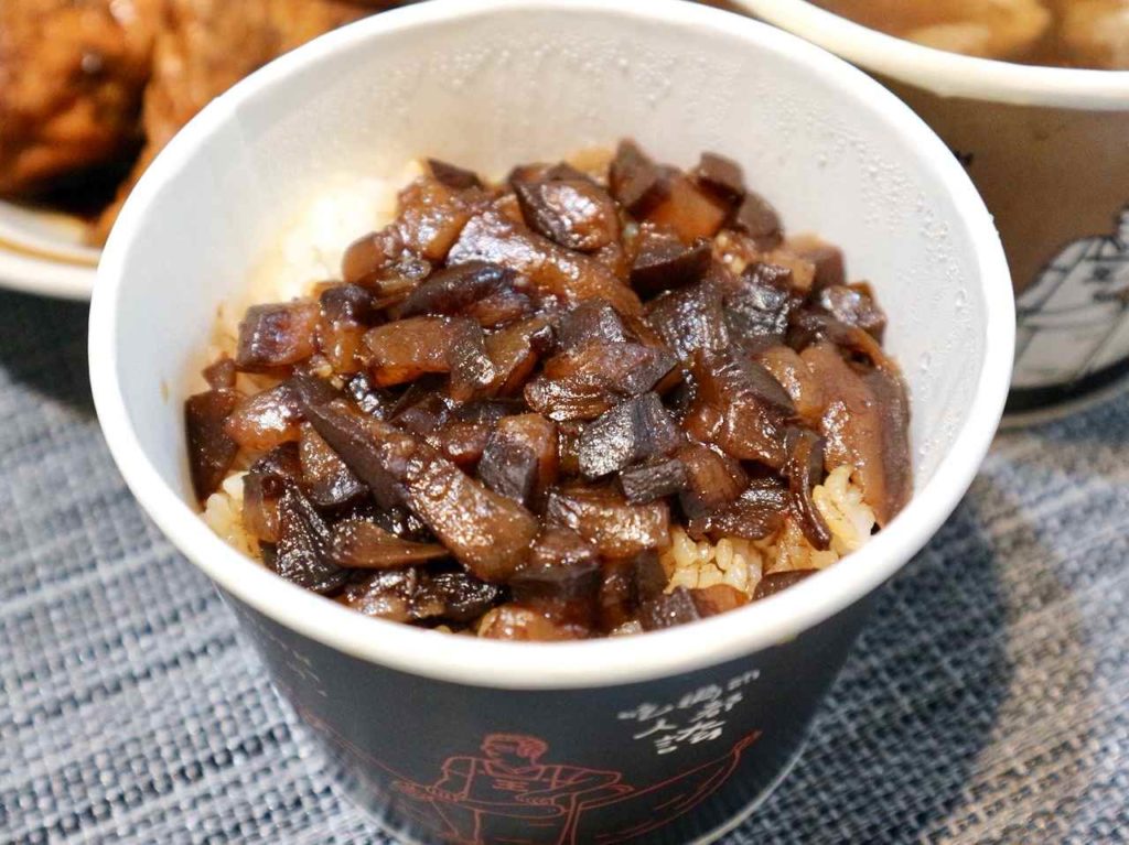 【台湾現地レポ】魯肉飯と肉つみれスープを華西街夜市の人気店で！台北「小王煮瓜」　画像１