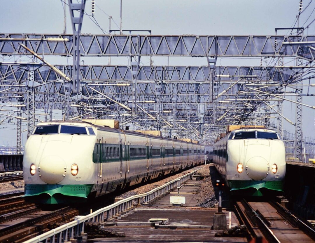 綴じ込み付録は、200系新幹線電車の懐かしい写真をポスターで掲載