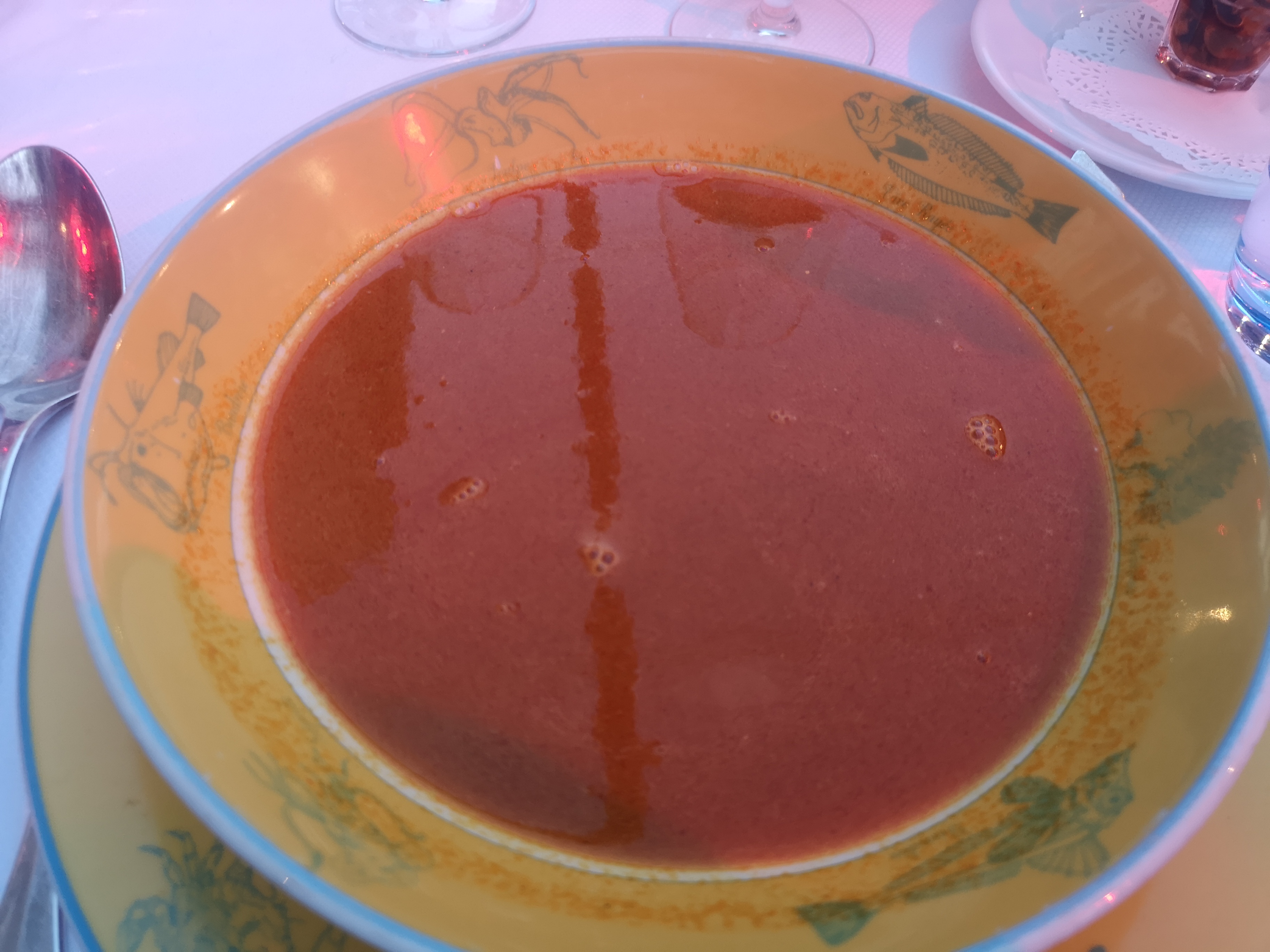 ブイヤベースの一皿目、魚介のスープ。