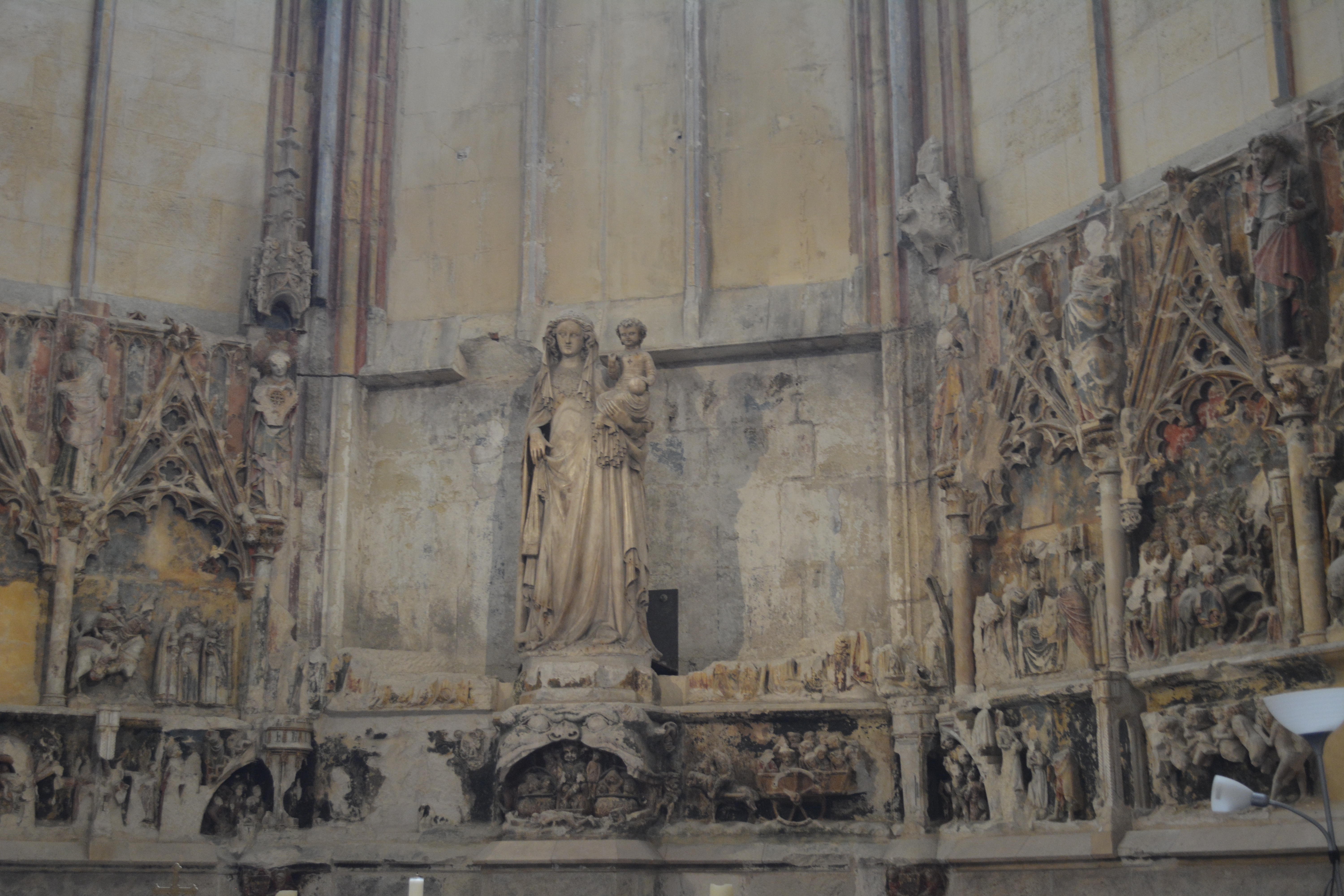 修復されているチャペル祭壇の彫刻。