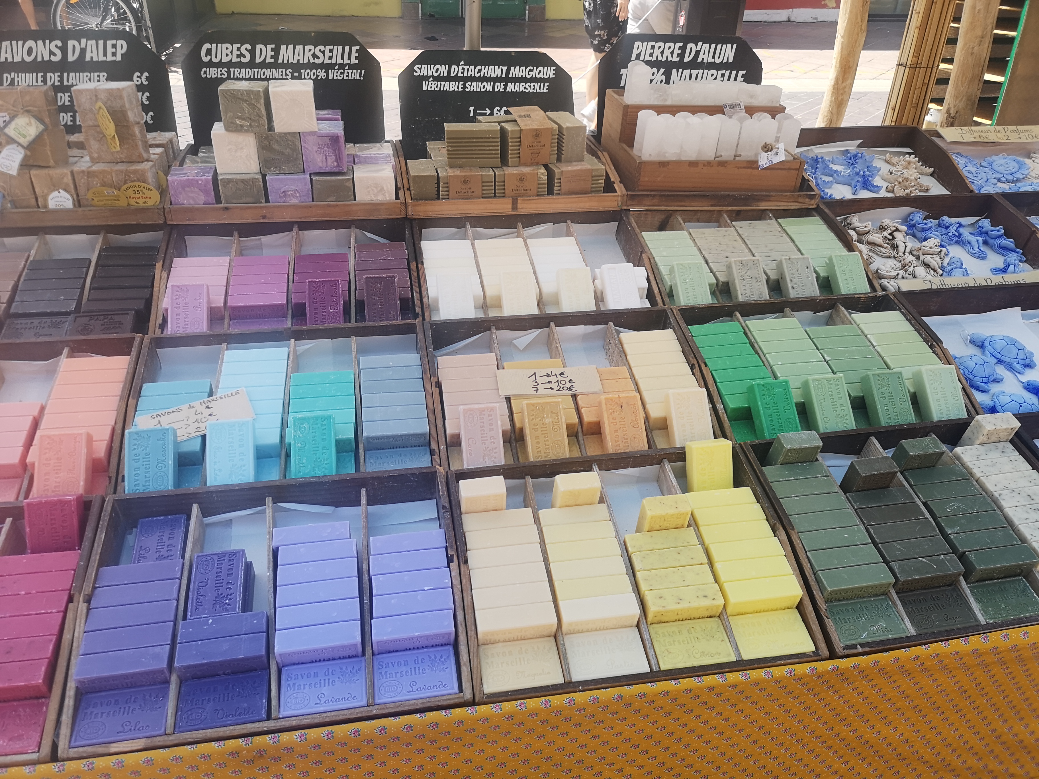 サレヤ広場の市場で売られている色とりどりの石けん。