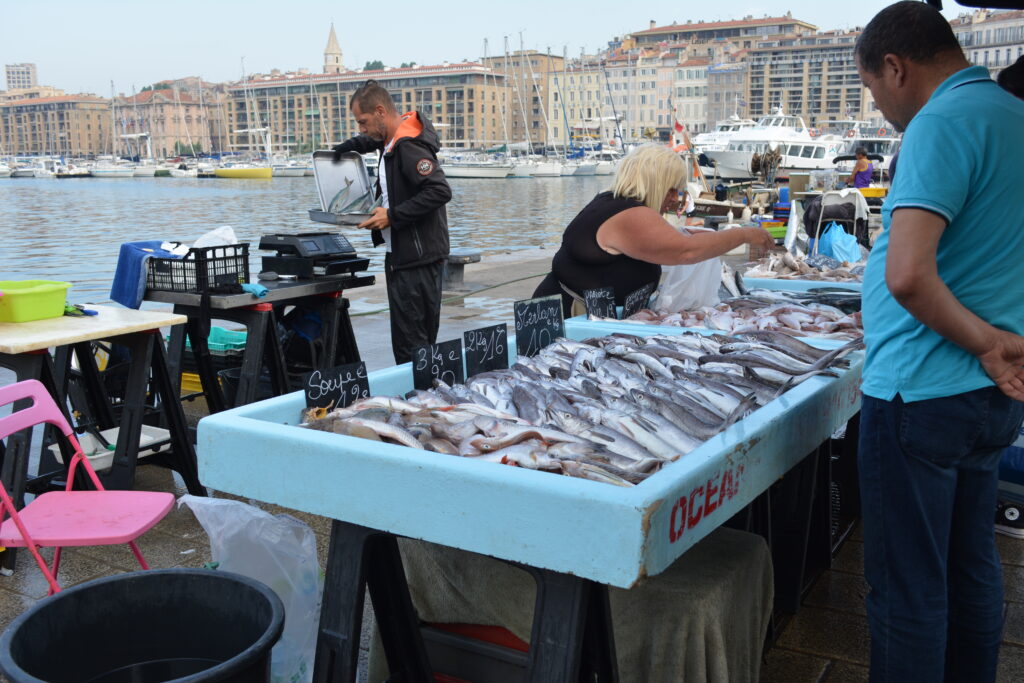 旧港に立つ魚市場。