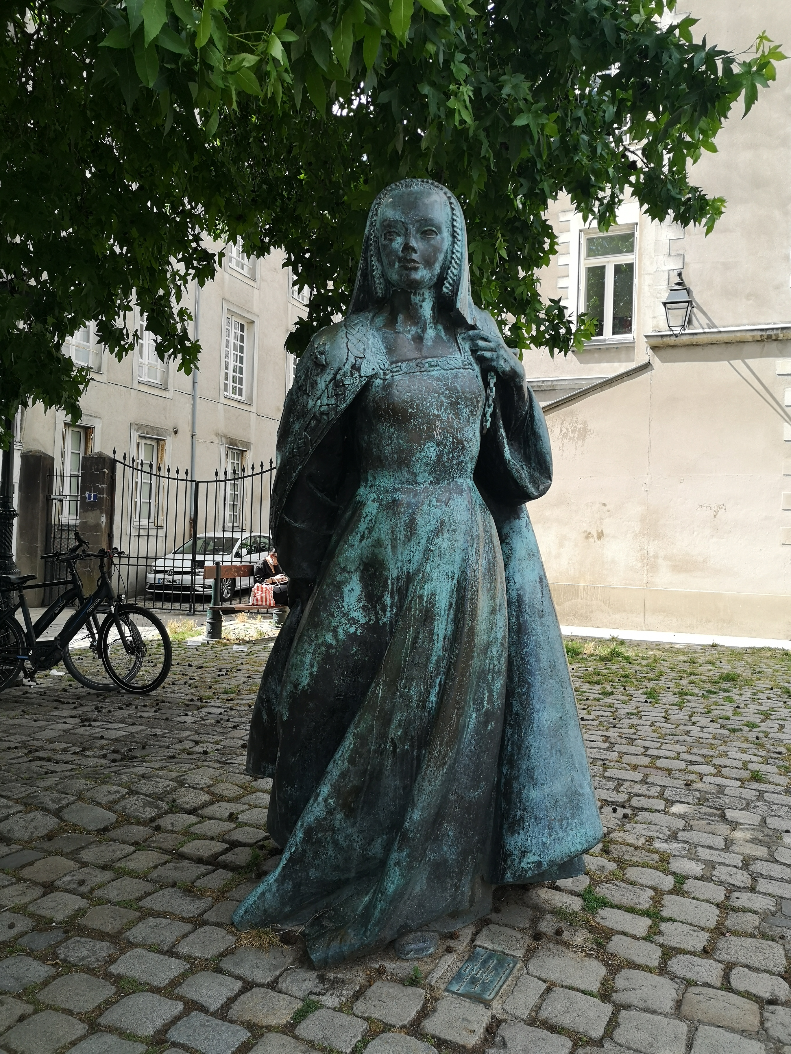 アンヌ・ド・ブルターニュの像。