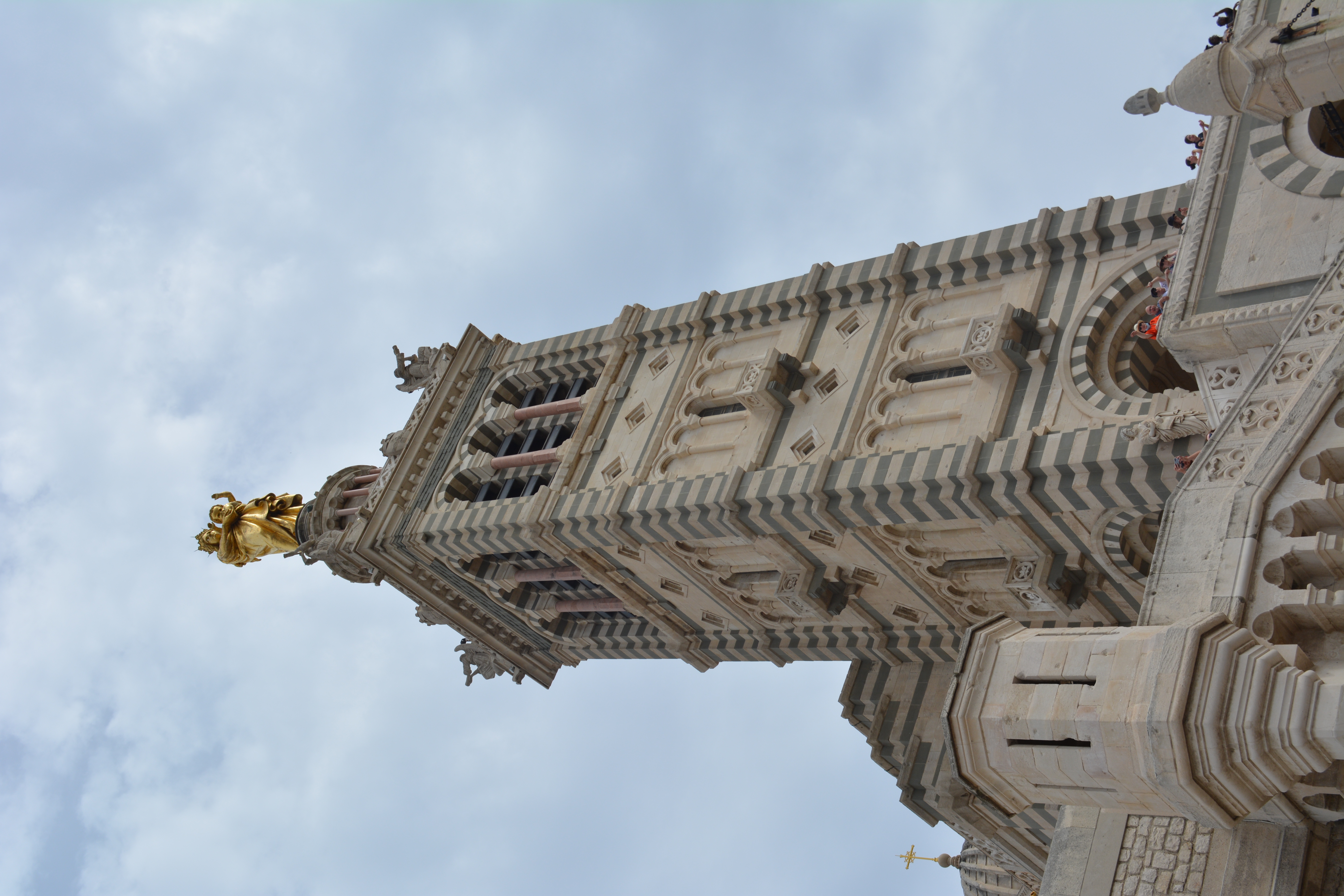 ノートルダム・ド・ラ・ギャルドの鐘楼と聖母子像。