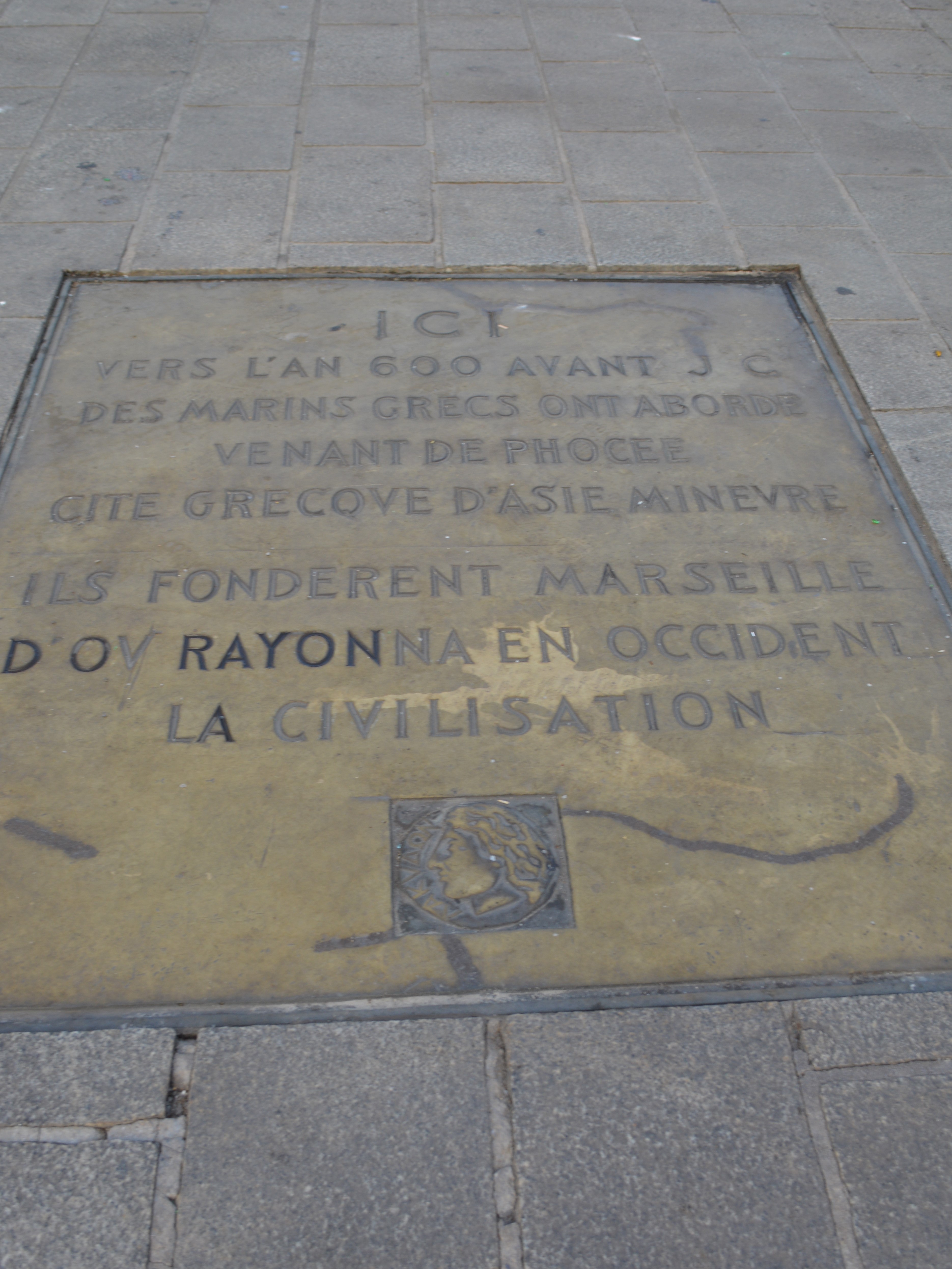 「フランスで最も古い街」の銘板。