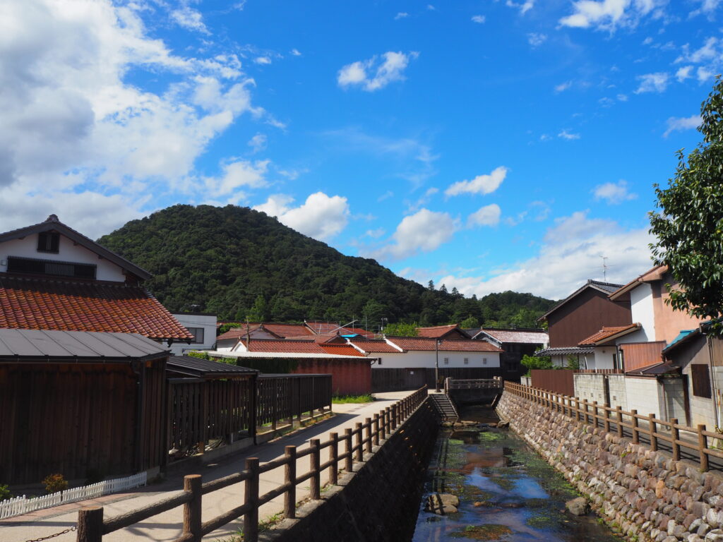鳥取県倉吉市の街並み。白壁土蔵群と赤瓦の家が並ぶ（小田急電鉄提供）