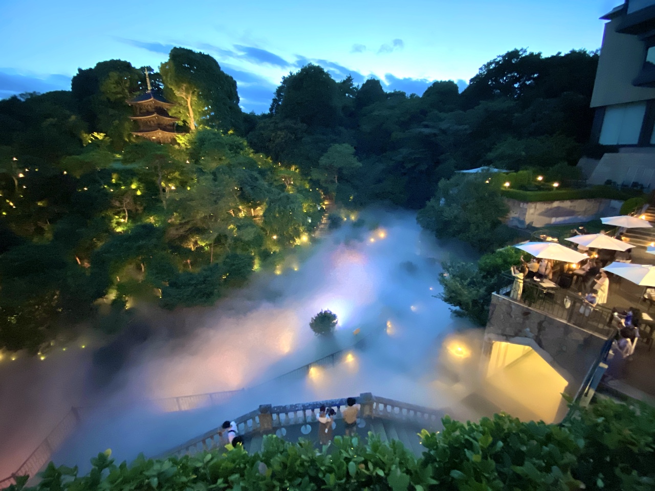 まるで異世界！ホテル椿山荘東京のライトアップされた雲海がイリュージョンすぎる　画像４