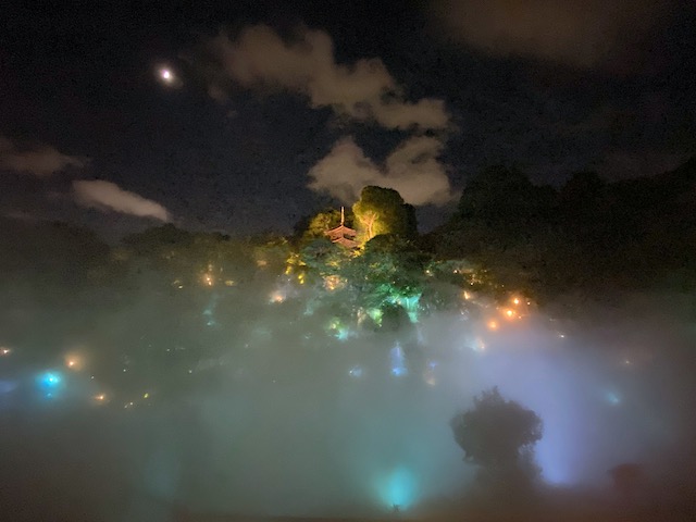 まるで異世界！ホテル椿山荘東京のライトアップされた雲海がイリュージョンすぎる　画像８