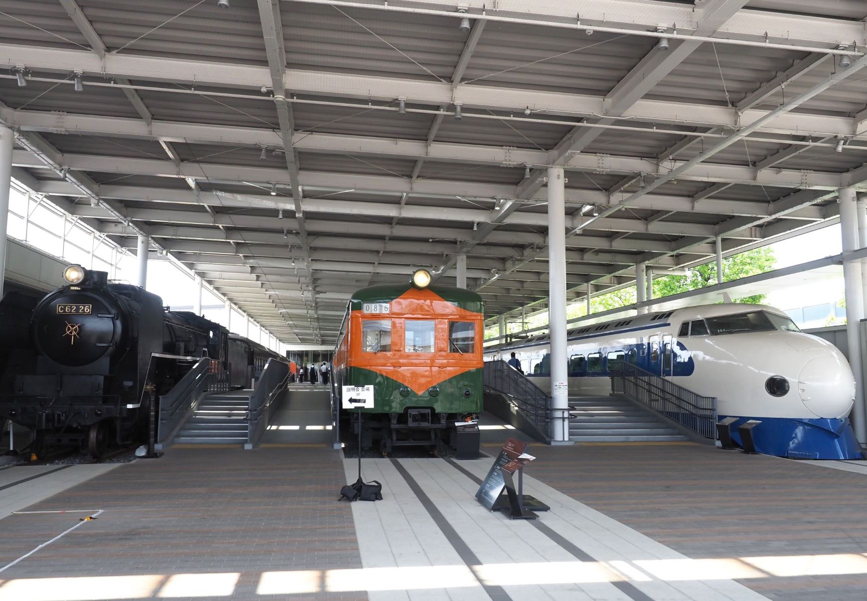 会場となった京都鉄道博物館の前には日本の鉄道史を彩る車両が。