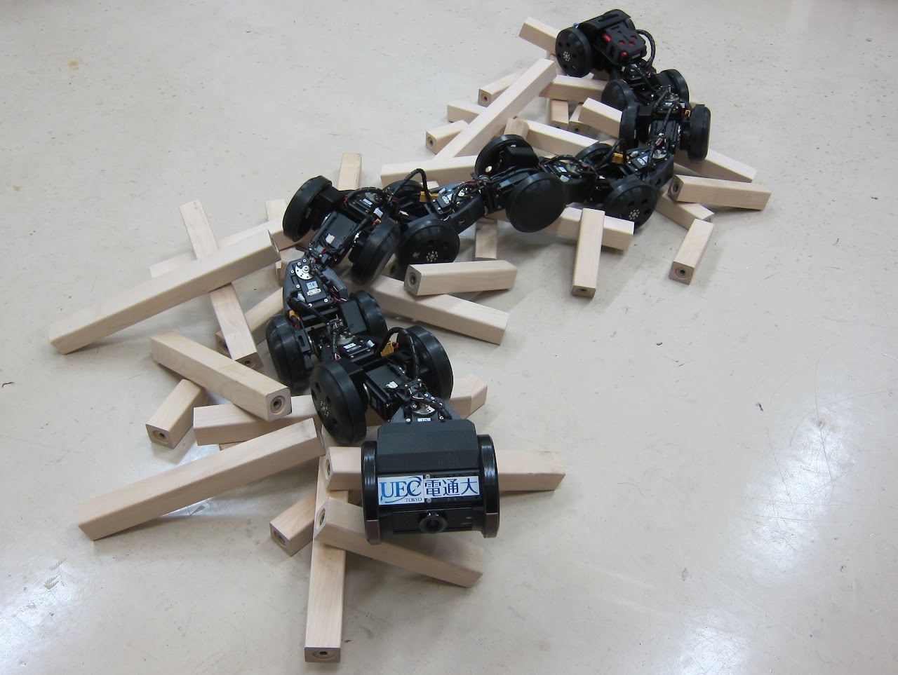 災害対応ヘビ型ロボットT2Snake-3　©国立大学法人電気通信大学 田中基康研究室